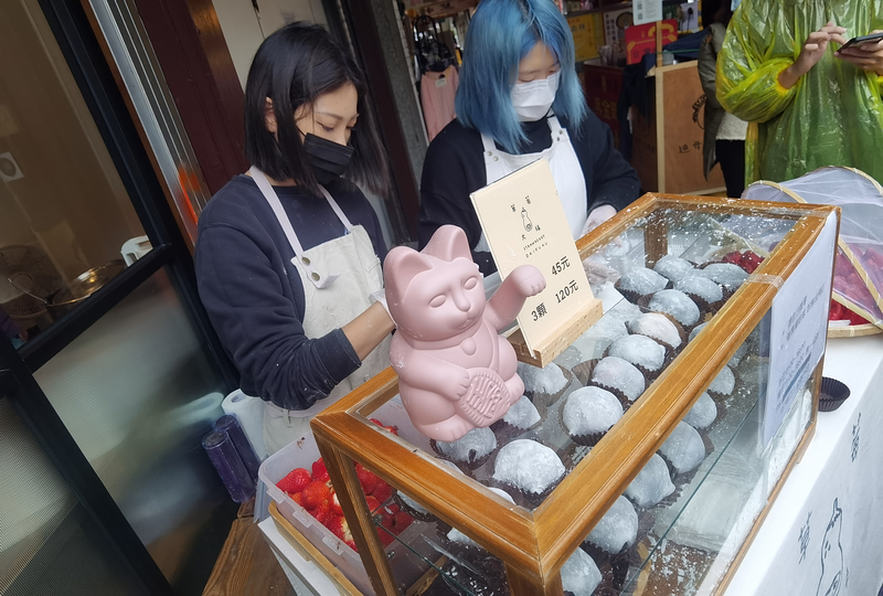 網站近期文章：台北迪化街巨無霸草莓大福|STRAWBERRY DAIFUKU就算下雨天也要排隊的草莓大福(菜單價位)