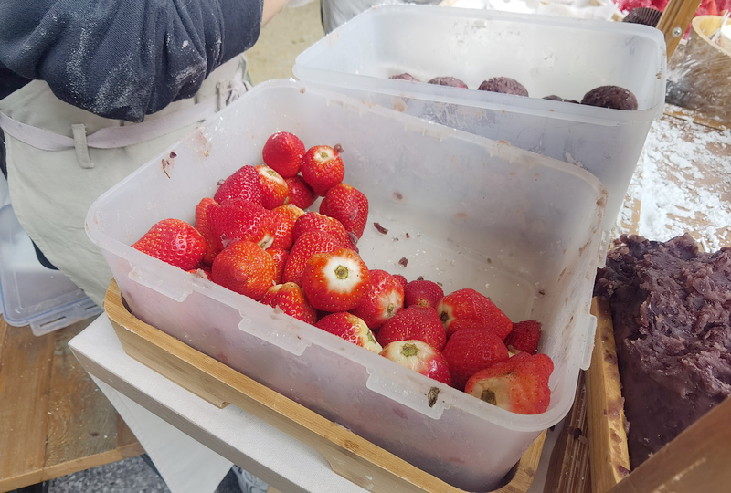 迪化街巨無霸草莓大福|台北草莓大福推薦/就算下雨天也要排隊的草莓大福(菜單價位)